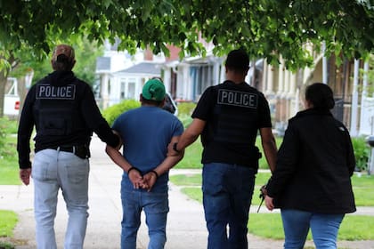 Cuando una persona es detenida en la frontera o es procesada por un delito, es posible que sea notificada de un proceso de deportación