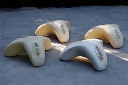 Cuando uno se acerca a los asientos diseñados, se puede percibir un aroma particular que fue creado para la marca