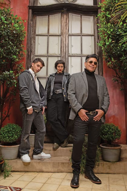 "Cuando veo a mis hijos, con sus espíritus inquietos, tan auténticos y bien parados, construyendo cada uno lo suyo, no puedo más que emocionarme", reconoce Juan. Además de dedicarse a la actuación, Sofía es fotógrafa, escritora, directora y, además, da clases de teatro. Después de participar en ATAV y Buenos chicos, Aarón está terminando de filmar un largometraje sobre el cual todavía no puede hablar.