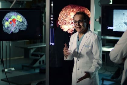 "Cuando veo que el cerebro tiene más de 100 millones de neuronas, más de 160 trillones de sinapsis… más sinapsis que estrellas en la galaxia, me doy cuenta que ese universo que tenemos en nuestro cuerpo es hermoso", dice el Doctor Q