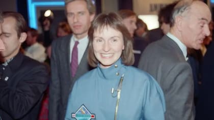 Cuando viajó a la MIR, Sharman se llevó una ramita de ajenjo que le había dado Alexei Leonov, la primera persona en completar una caminata espacial