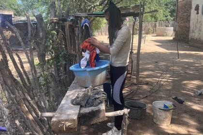 Cuando vivía en Formosa, Mauricia tenía que cargar los baldes en la única canilla que tiene al frente de su casa para poder lavar la ropa, bañarse y tomar agua
