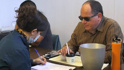 Cuando voy por la calle, me doy cuenta de si pasé por una panadería, por un aserradero o por un lavadero por el aroma. Es lo que a mí me ayuda a orientarme, comentan los catadores no videntes.
