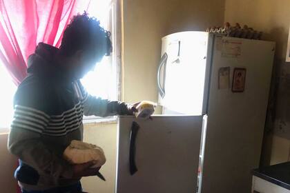 Cuando vuelve de la escuela, Jesús se encarga de cuidar a su hermana más chica y de la tareas de la casa hasta que su mamá llega del trabajo