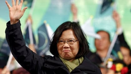 Bajo el gobierno de la presidenta Tsai, las relaciones entre ambos países sufrieron un nuevo revés.
Tsai lidera el Partido Democrático Progresivo (DPP), que se inclina hacia la independencia formal de China.