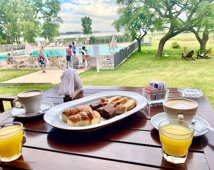 Cuanta con restaurante, que sirve las cuatro comidas, con opción de sentarse en mesas afuera, sobre un deck