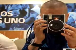 Cuánto vale la cámara vintage que el Papu Gómez mostró durante la charla con Agüero y Messi