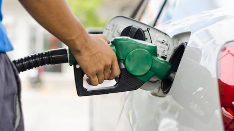 Cuánto cuesta llenar el tanque de un Fiat Cronos y otros autos tras la suba de la nafta en abril