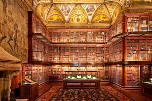 ¿Quién creó el sistema Pinakes, considerado el primer catálogo de biblioteca?