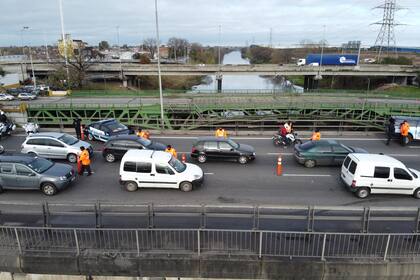 Cuarentena estricta hasta el 17 de julio, largas colas en el acceso a Capital a la altura de puente La Noria