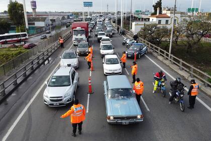 Cuarentena estricta hasta el 17 de julio, largas colas en el acceso a Capital a la altura de puente La Noria