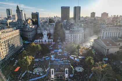 Cuarta marcha federal por la educacion pública universitaria apunta a que la administración de Javier Milei cumpla la Ley de Financiamiento Universitario, que busca garantizar los fondos. Marcha del Congreso a Plaza de Mayo