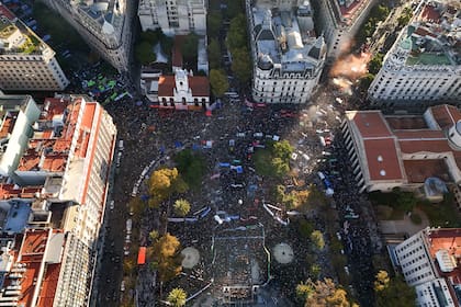 Cuarta marcha federal por la educación pública universitaria, que apunta a que la administración de Javier Milei cumpla la Ley de Financiamiento Universitario