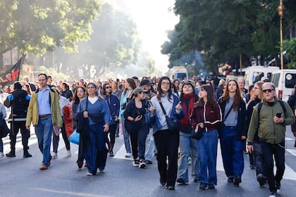 Cuarta marcha federal por la educación pública universitaria, que apunta a que la administración de Javier Milei cumpla la Ley de Financiamiento Universitario