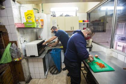 La labor de la cocina, va rotando entre los diferentes compañeros