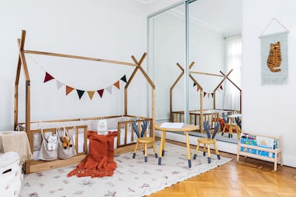 Biblioteca infantil ‘Flisat’ (Ikea), tapiz ‘Tiger’ en lana y algodón (Oyoy Living Design) y alfombra (Restoration Hardware).