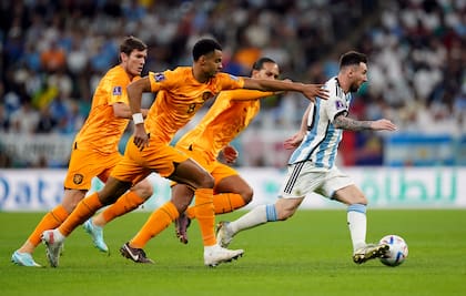 Cuartos de final de Qatar 2022: Messi no puede ser frenado por los neerlandeses Cody Gakpo, Marten de Roon y Virgil van Dijk, en el estadio Lusail 