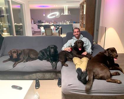 Cuatro afectos inseparables en la vida de Diego: sus cuatro labradoras, Anka, Kita, Kenia y Kala