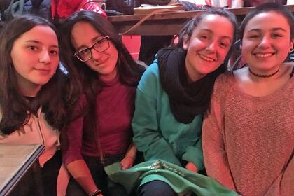 Cuatro amigas del secundario se juntaron a ver el Mundial "con mirada feminista"