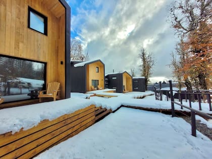 Cuatro amigos fanáticos del esquí compraron un terreno por internet en pandemia para hacer las casas de sus sueños en la montaña