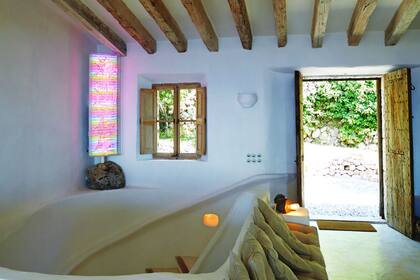 Cuatro años demoró la construcción del paraíso de los Betak. “Mi marido se inspiró en la arquitectura local para darle forma a la casa”, explica ella y continúa: “Todos los materiales son de la isla y la estructura se adaptó a los árboles que ya había en el terreno”.