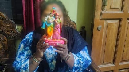Cuatro años después de ser iniciada en la tradición devadasi, Chandrika se convirtió en trabajadora sexual a tiempo completo; desea permanecer en el anonimato para proteger a sus hijos.