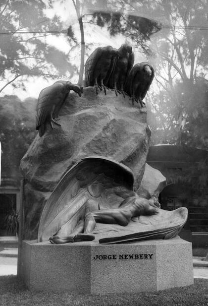 Cuatro cóndores observan al hombre alado que honra la figura de Jorge Newbery en el cementerio de la Chacarita.
