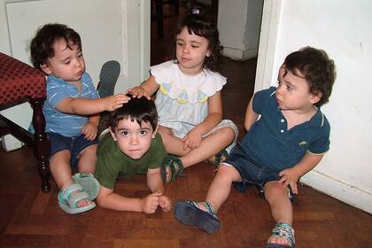 Cuatro de los cinco pequeños de la familia Perea