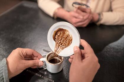 Cuatro días a la semana se hace lectura de la borra del café oriental en el restaurante
