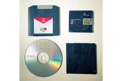 Cuatro dispositivos de almacenamiento hoy en desuso para casi todo el mundo: arriba, los ZIp de Iomega (100 MB) y los MiniDisc (140 MB); abajo, un CD regrabable de 650 MB, y un diskette de 3,5", de 1,44 MB de capacidad