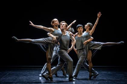 Un conjunto en Cuatro estaciones de Buenos Aires, con música de Piazzolla