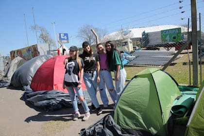 Cuatro fans posan para el fotógrafo con la esperanza de que los shows de Justin Bieber se realicen en tiempo y forma