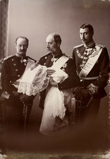 Cuatro generaciones: Christian IX sostiene a su bisnieto recién nacido, el posterior rey Federico IX. El príncipe heredero Frederik (más tarde Frederik VIII) a la izquierda y el príncipe Christian (más tarde Christian X) a la derecha. Foto de 1899.