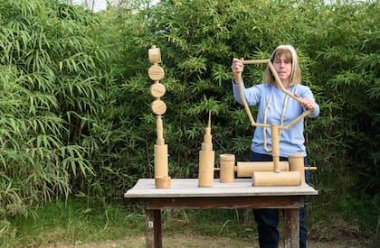 Cuatro herramientas articuladas, realizadas con cañas de distintas especies de bambú, permiten contar la historia y la filosofía de Laberinto Pampa.