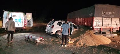 Cuatro integrantes de una familia murieron luego de que su camioneta chocara de frente contra un camión.