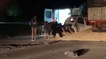 Cuatro integrantes de una familia murieron luego de que su camioneta chocara de frente contra un camión.