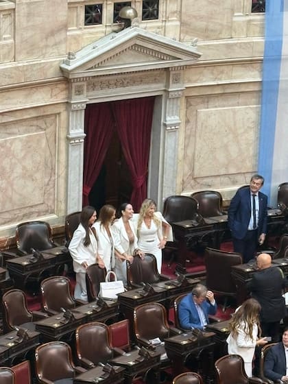 Cuatro libertarias lucen un look coincidente: todas de blanco