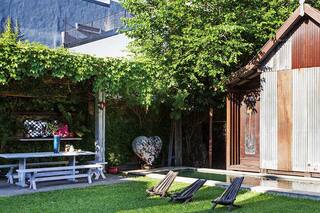 Una casa que creció en etapas e incorporó un antiguo galpón ferroviario