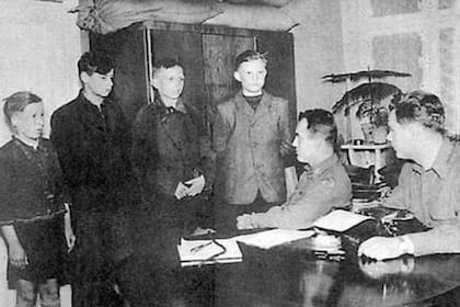 Cuatro niños de la Werwolf acusados de sabotaje de las líneas de comunicación de los aliados en Osterburgo, en 1945