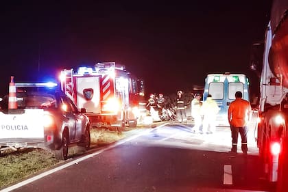Cuatro personas murieron en un choque frontal entre un auto y un camión en la ruta N°5 en la localidad de 9 de Julio