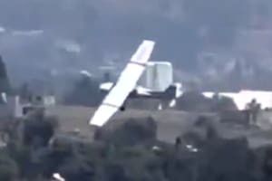 Una avioneta se estrelló instantes después de despegar de un aeropuerto: al menos cuatro muertos