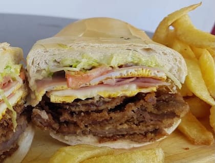 Cuatro y hasta cinco capas de milanesa para un auténtico sándwich tucumano