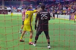 Insólita reacción de un ídolo mexicano: le pegó una trompada a un arquero en un partido de leyendas