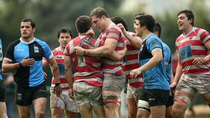 Santiago Montagner abraza a Tobías Moyano; los de Tortuguitos celebraron varios tries