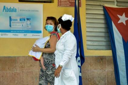 Cuba comenzó a vacunar a su población con sus candidatos hace meses