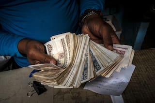 Cuba defiende medidas que permitirán transacciones en dólares para estimular una economía en crisis
