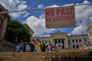 Cuba: grupo de estudiantes protesta frente a Universidad de La Habana ante crisis energética