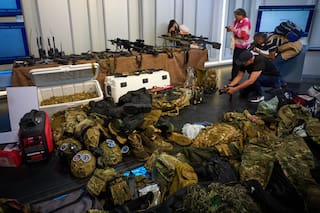 Cuba muestra pertrechos militares incautados a lancha procedente de EE. UU