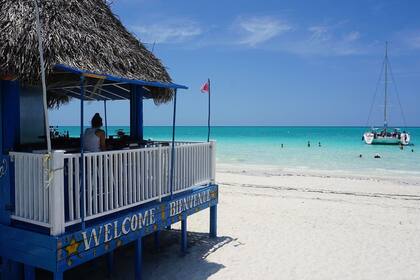 Cuba reabre al turismo internacional en julio, con restricciones