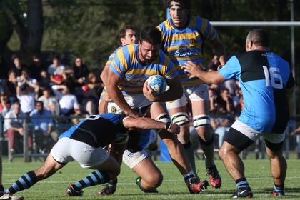 Federico Lavanini y Carlos Repetto atropellan ante la defensa de CUBA, en la victoria de Hindú por 35-24 en Villa de Mayo; el local es el único equipo de Buenos Aires que no pasó la rueda de grupos en el Nacional.